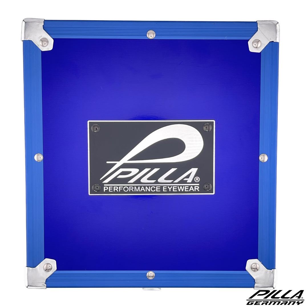 Blaue Pilla Aluminium-Box, rechteckiges Accessoire, von oben fotografiert, aus leichtem Aluminium gefertigt.