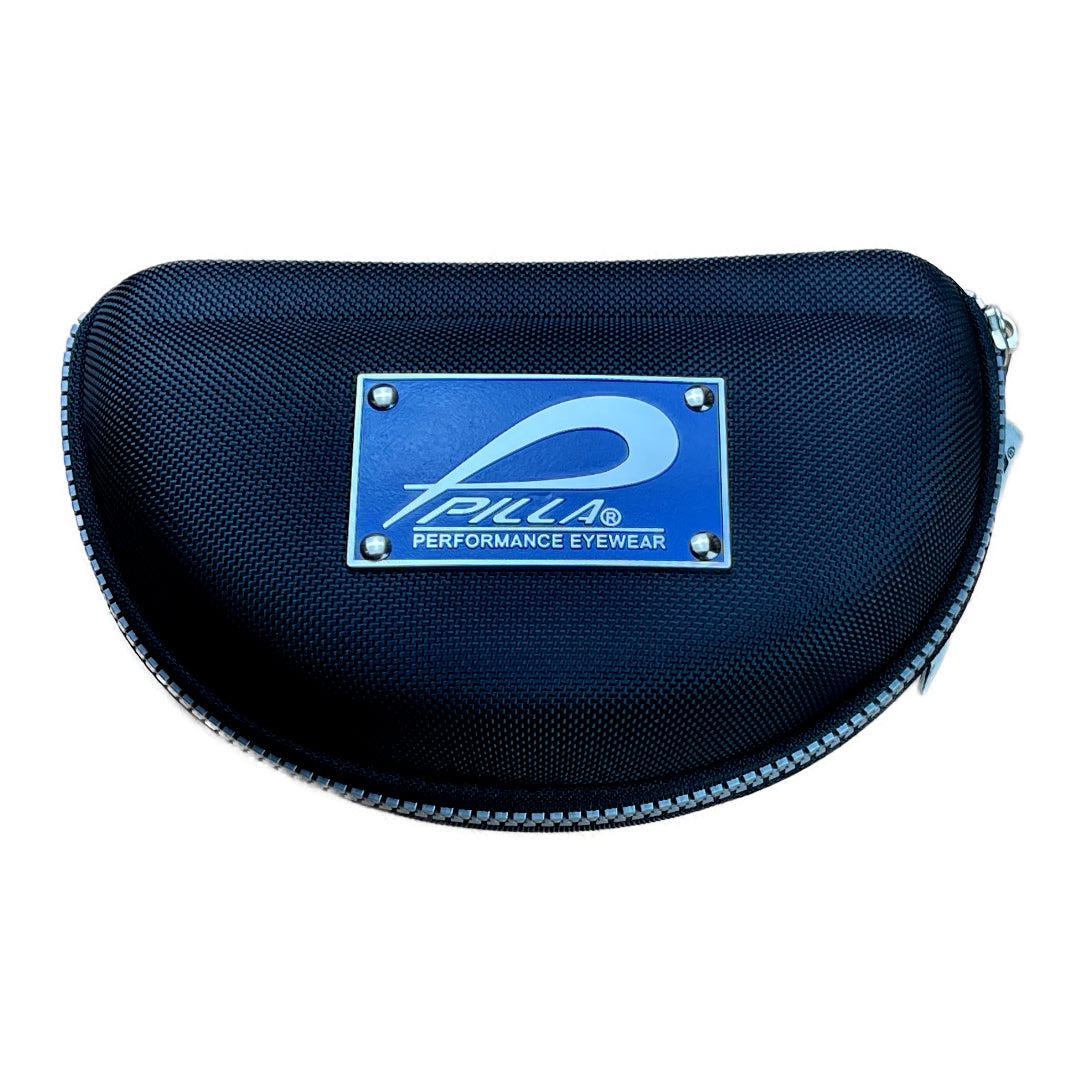 Schwarze Pilla Medium Vault Accessoire-Tasche mit modernem Design, aus robustem Material, auf einem weißen Hintergrund.