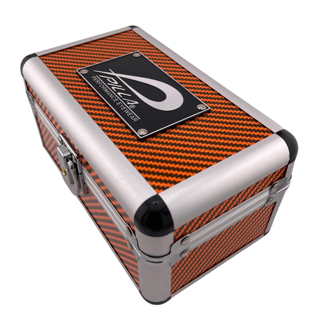 Pilla Medium Carbon Box in Orange, ein Accessoire aus Karbon mit rechteckigem Design und praktischer Verschluss.