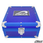 Blaue Pilla Aluminium-Box als robustes Accessoire, sichtbar von vorne, mit glatter Oberfläche und eleganten Design.