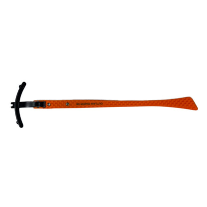 Orangefarbener Pilla Outlaw X6 Razor Bügel mit ergonomischem Design, sichtbar auf der Rückseite des Rasierers.