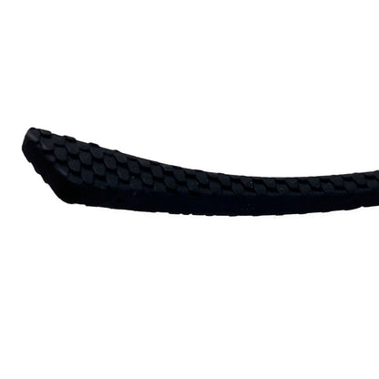 Schwarzer Pilla Outlaw X7 Bügelrasierer mit quadratischem Design und detaillierter Oberfläche.