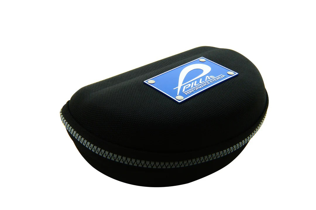 Pilla Medium Vault Schwarz, schwarzer Accessoire-Koffer mit drei Klappen, für sicheren Transport und Aufbewahrung.